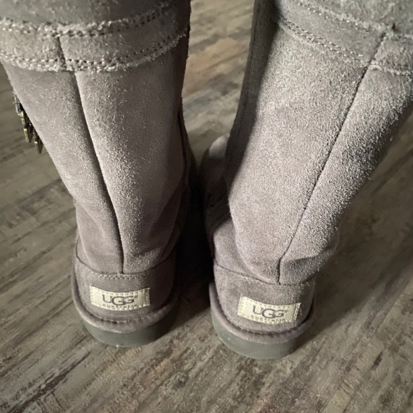 UGGS - Picture 3 of 4